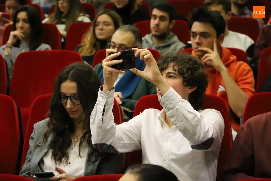 Foto 9 - Interesante lecci&oacute;n del 'Gonzo' en la Facultad de Comunicaci&oacute;n de la UPSA