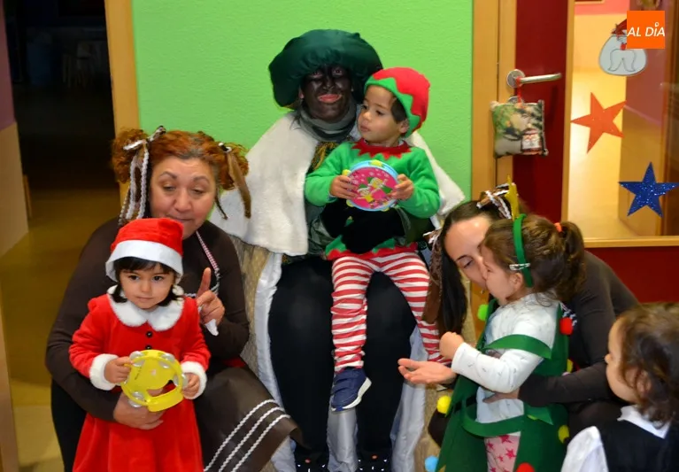 Foto 4 - Visitas y sorpresas para dar la bienvenida a la Navidad en el CEIP Gloria Fuertes