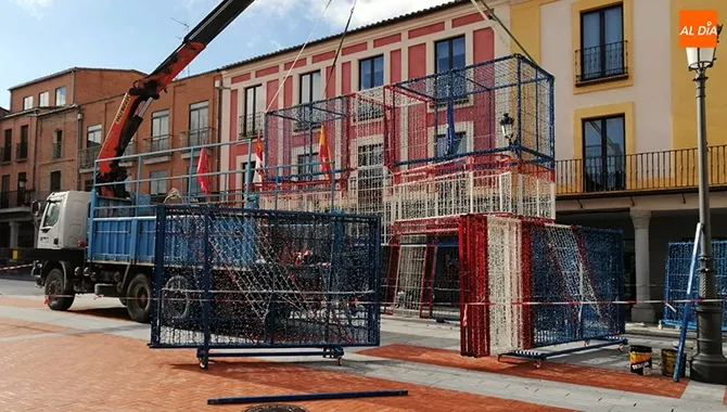El gran regalo ultima su montaje en la Plaza de la Constitución para su encendido, previsto para este jueves