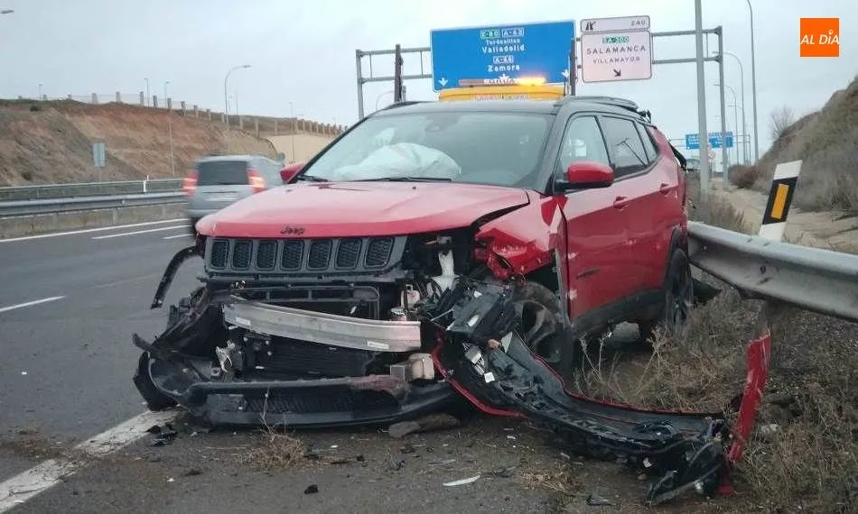 Foto 2 - Un herido tras la colisi&oacute;n de un cami&oacute;n y un turismo en la A-62, a su paso por Villamayor