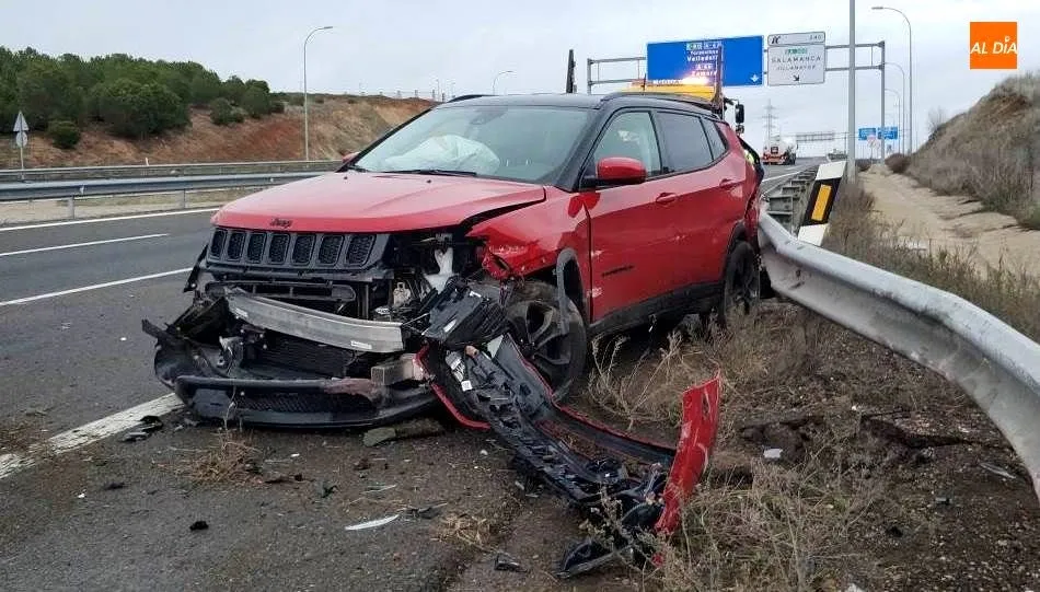 Estado del vehículo que chocaba con el camión. Foto de Lydia González