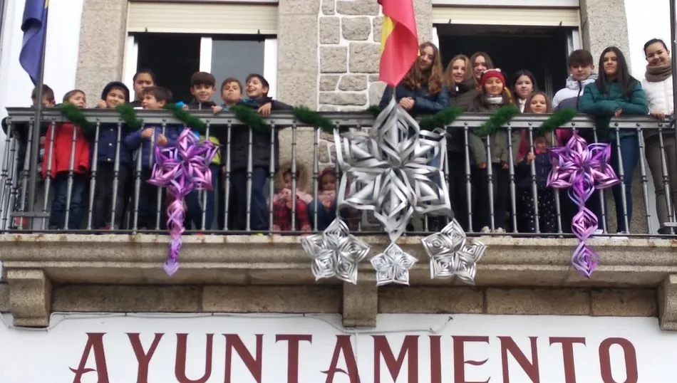 Los niños también decoraron el balcón del Ayuntamiento