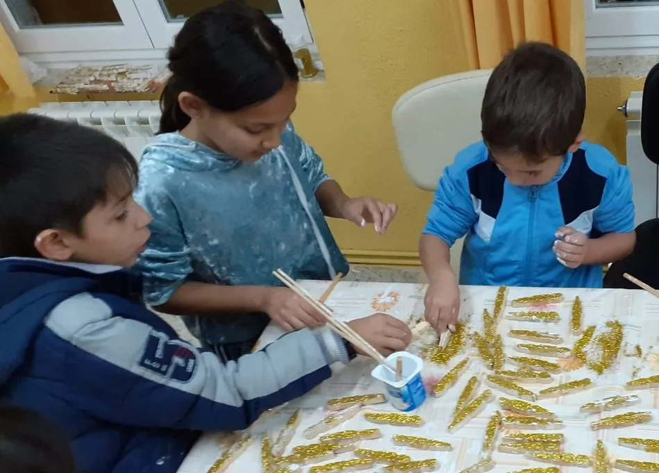 Foto 9 - Los ni&ntilde;os de Villavieja decoran con motivos navide&ntilde;os distintos lugares del pueblo  