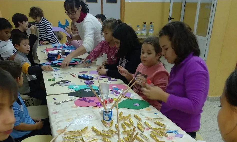 Foto 8 - Los ni&ntilde;os de Villavieja decoran con motivos navide&ntilde;os distintos lugares del pueblo  