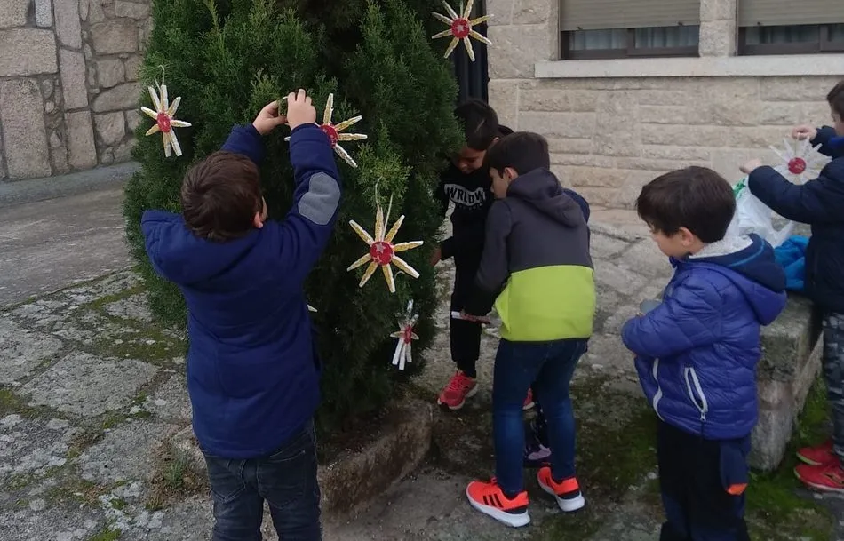 Foto 6 - Los ni&ntilde;os de Villavieja decoran con motivos navide&ntilde;os distintos lugares del pueblo  