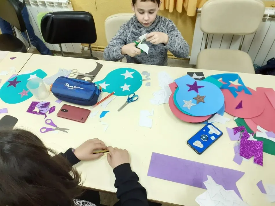 Foto 4 - Los ni&ntilde;os de Villavieja decoran con motivos navide&ntilde;os distintos lugares del pueblo  