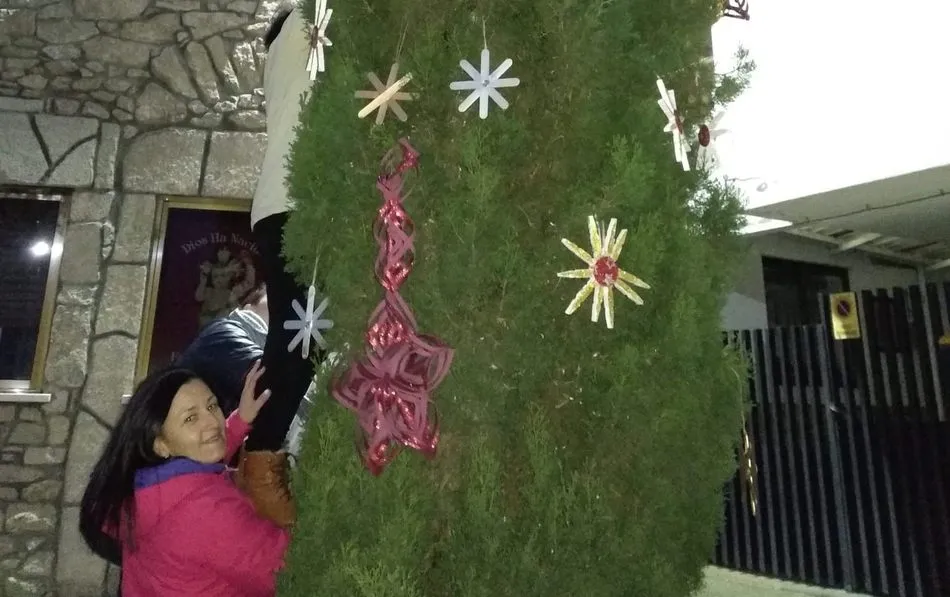 Foto 2 - Los ni&ntilde;os de Villavieja decoran con motivos navide&ntilde;os distintos lugares del pueblo  