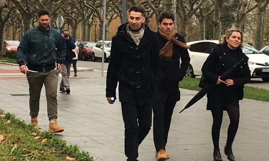 Los acusados llegan a la Audiencia de Burgos junto con la letrada Olga Navarro, defensora de uno de ellos. Foto EP