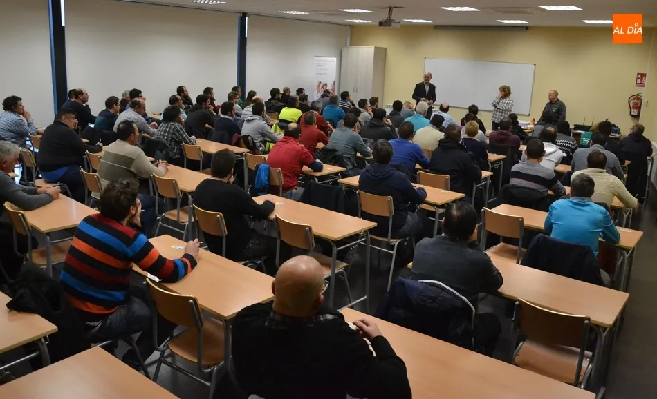 Foto 4 - Un total de 75 personas se presentan al primer examen para ser Pe&oacute;n de Jardines del Ayuntamiento  