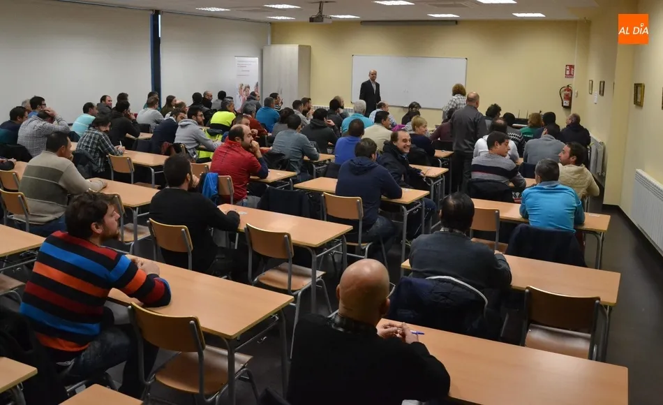Foto 5 - Un total de 75 personas se presentan al primer examen para ser Pe&oacute;n de Jardines del Ayuntamiento  