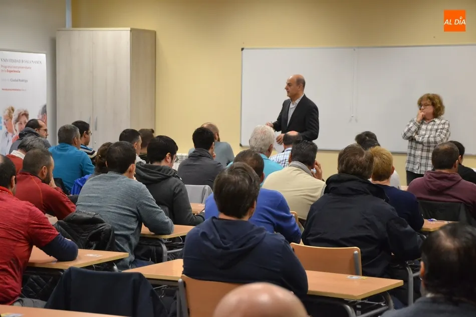 Foto 2 - Un total de 75 personas se presentan al primer examen para ser Pe&oacute;n de Jardines del Ayuntamiento  