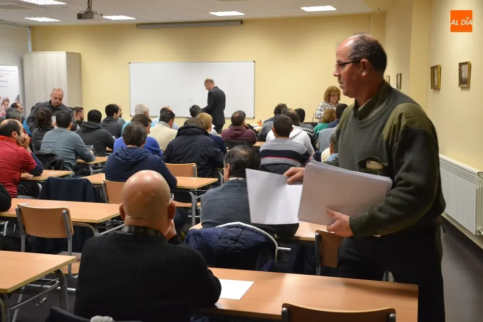 Foto 6 - Un total de 75 personas se presentan al primer examen para ser Pe&oacute;n de Jardines del Ayuntamiento  