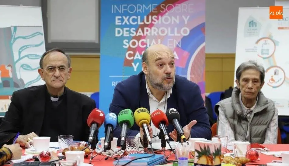 El técnico del equipo de estudios de Cáritas a nivel nacional y director del informe Foessa, Guillermo Fernández Maíllo, en el centro. Foto de Lydia González