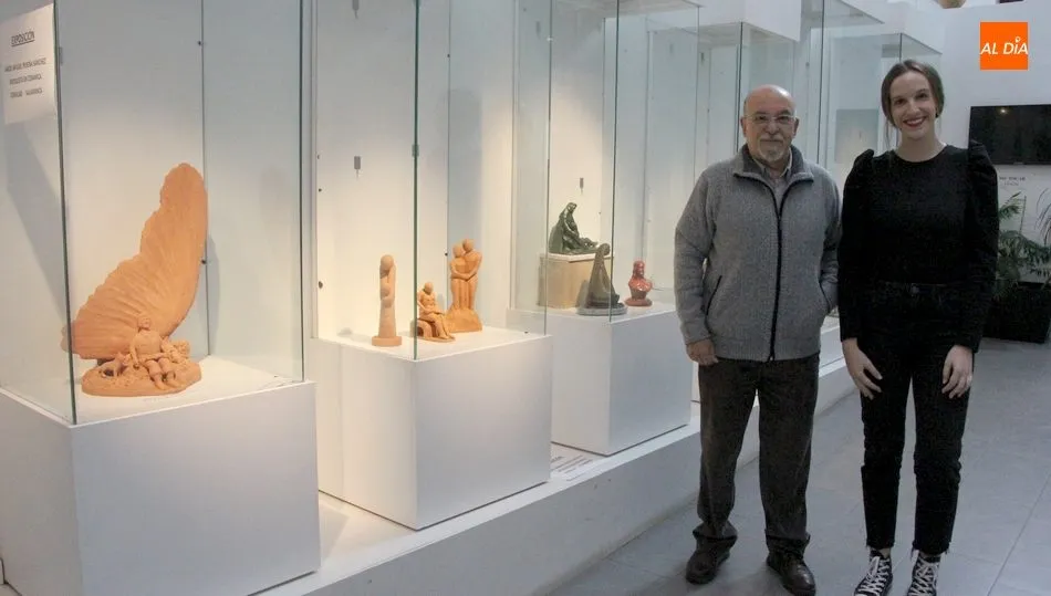 ángel Pereña junto a la concejala de Cultura, Victoria Rodríguez, durante la inauguración de la exposición / CORRAL