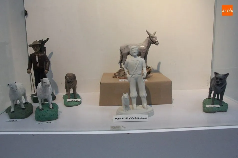 Foto 7 - El escultor &Aacute;ngel Pere&ntilde;a expone en Vitigudino nuevas obras escult&oacute;ricas en barro y porcelana  