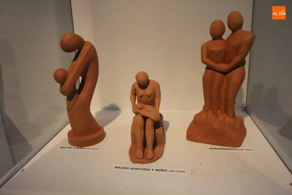 Foto 6 - El escultor &Aacute;ngel Pere&ntilde;a expone en Vitigudino nuevas obras escult&oacute;ricas en barro y porcelana  