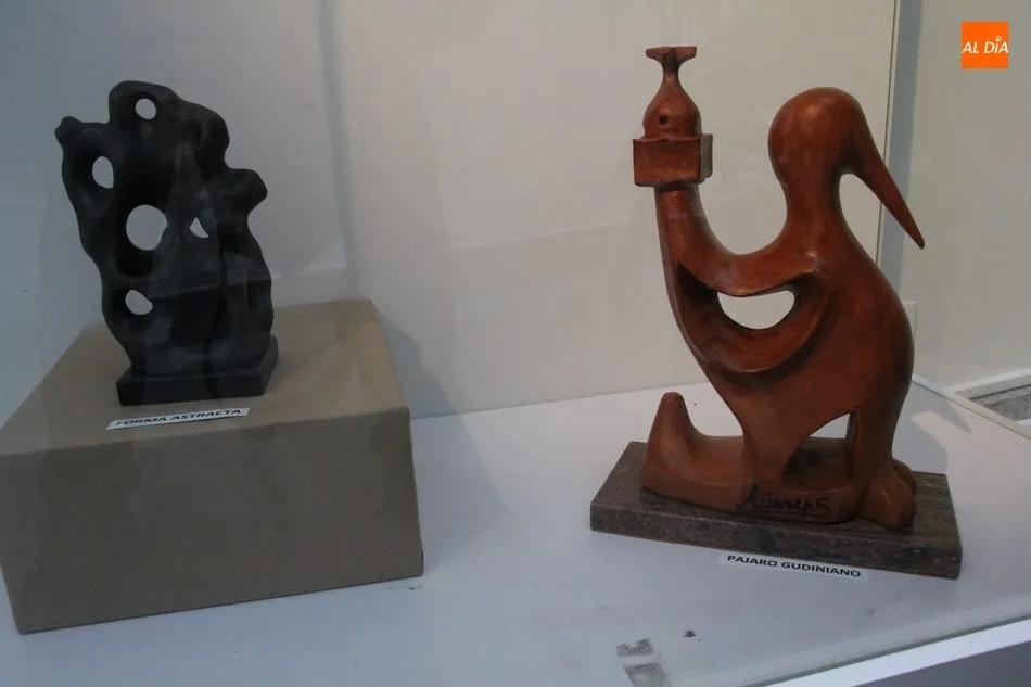 Foto 4 - El escultor &Aacute;ngel Pere&ntilde;a expone en Vitigudino nuevas obras escult&oacute;ricas en barro y porcelana  