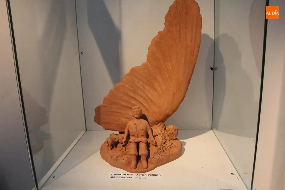 Foto 3 - El escultor &Aacute;ngel Pere&ntilde;a expone en Vitigudino nuevas obras escult&oacute;ricas en barro y porcelana  