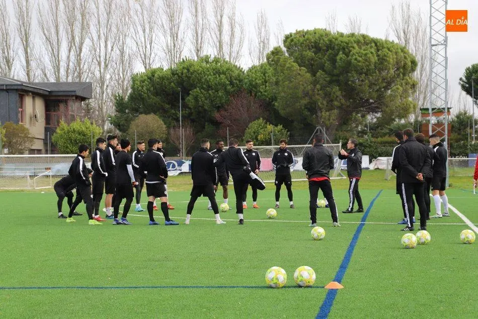 Un entrenamiento del primer equipo en el Tori
