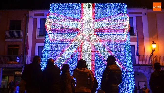 El gran regalo navideño ha quedado iluminado en la Plaza de la Constitución
