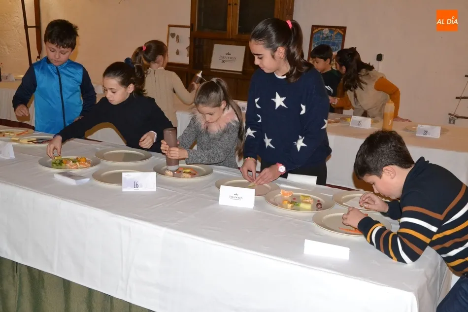 Foto 11 - Una treintena de ni&ntilde;os muestran en el Parador su habilidad en la cocina  