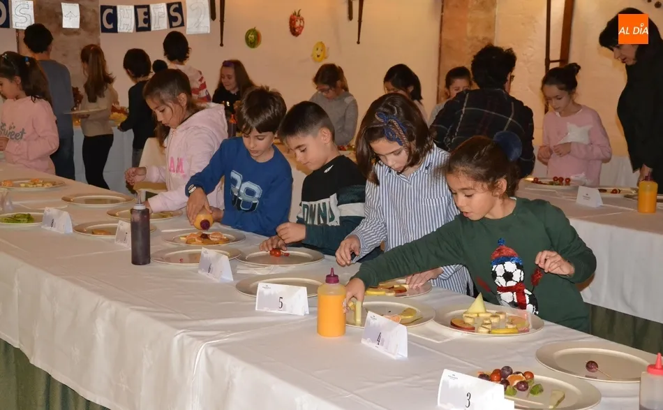 Foto 10 - Una treintena de ni&ntilde;os muestran en el Parador su habilidad en la cocina  