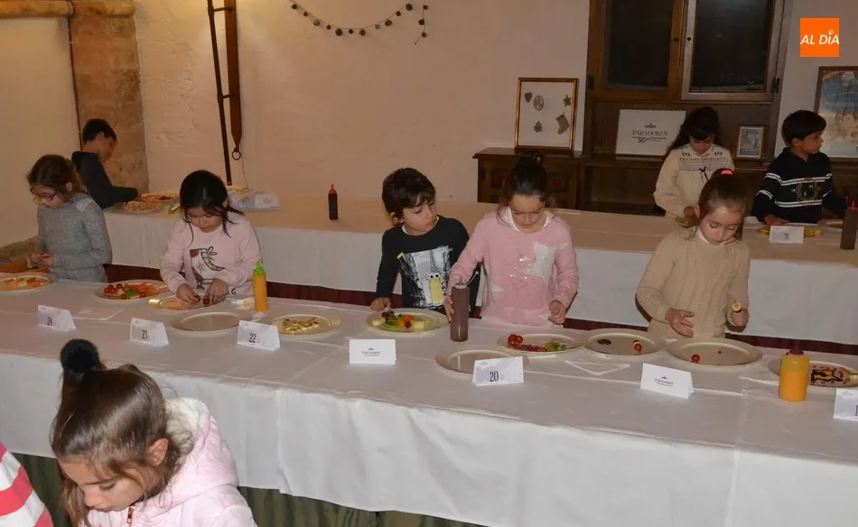 Foto 8 - Una treintena de ni&ntilde;os muestran en el Parador su habilidad en la cocina  