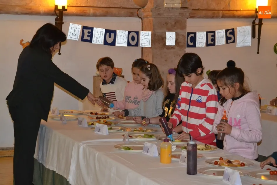 Foto 7 - Una treintena de ni&ntilde;os muestran en el Parador su habilidad en la cocina  
