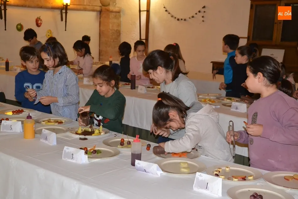 Foto 6 - Una treintena de ni&ntilde;os muestran en el Parador su habilidad en la cocina  
