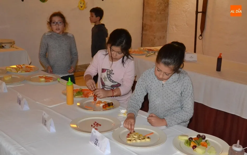 Foto 3 - Una treintena de ni&ntilde;os muestran en el Parador su habilidad en la cocina  