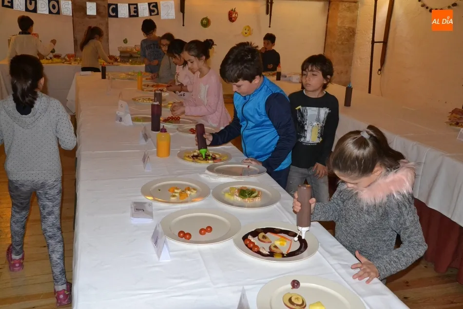 Foto 4 - Una treintena de ni&ntilde;os muestran en el Parador su habilidad en la cocina  