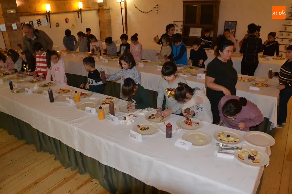 Foto 2 - Una treintena de ni&ntilde;os muestran en el Parador su habilidad en la cocina  