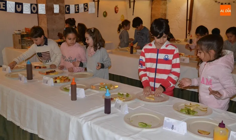 Foto 9 - Una treintena de ni&ntilde;os muestran en el Parador su habilidad en la cocina  