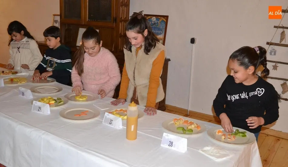 Foto 5 - Una treintena de ni&ntilde;os muestran en el Parador su habilidad en la cocina  
