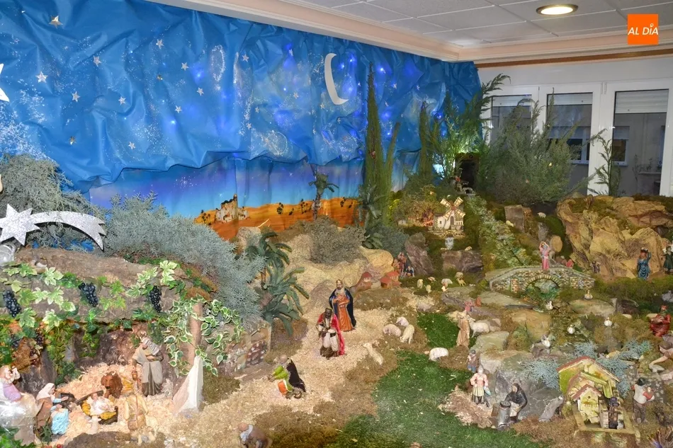 La Residencia San José despliega su variada colección de belenes por sus dependencias  