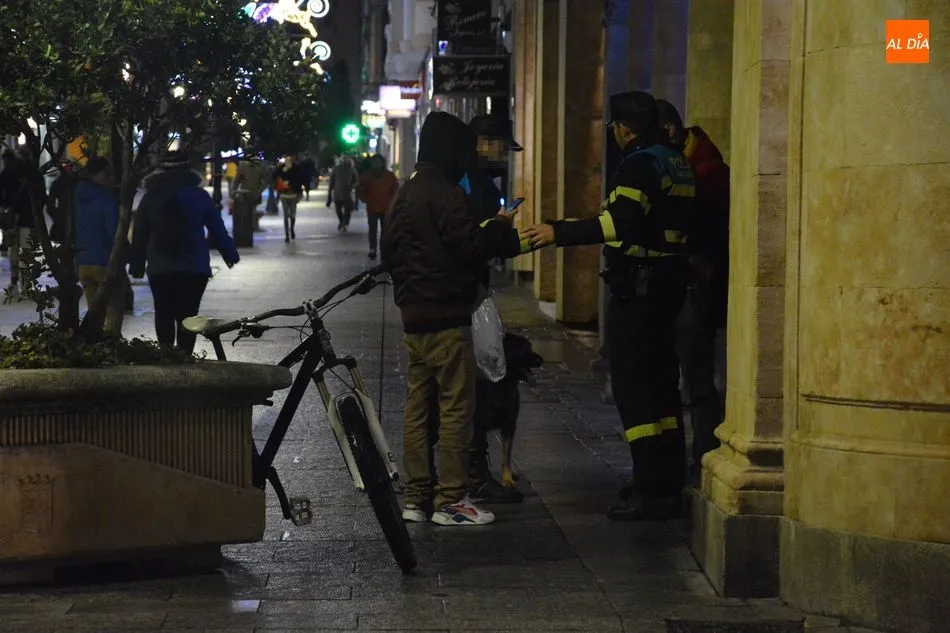 Foto 6 - Identificaciones e intervenciones policiales en diversas zonas del centro por los botellones
