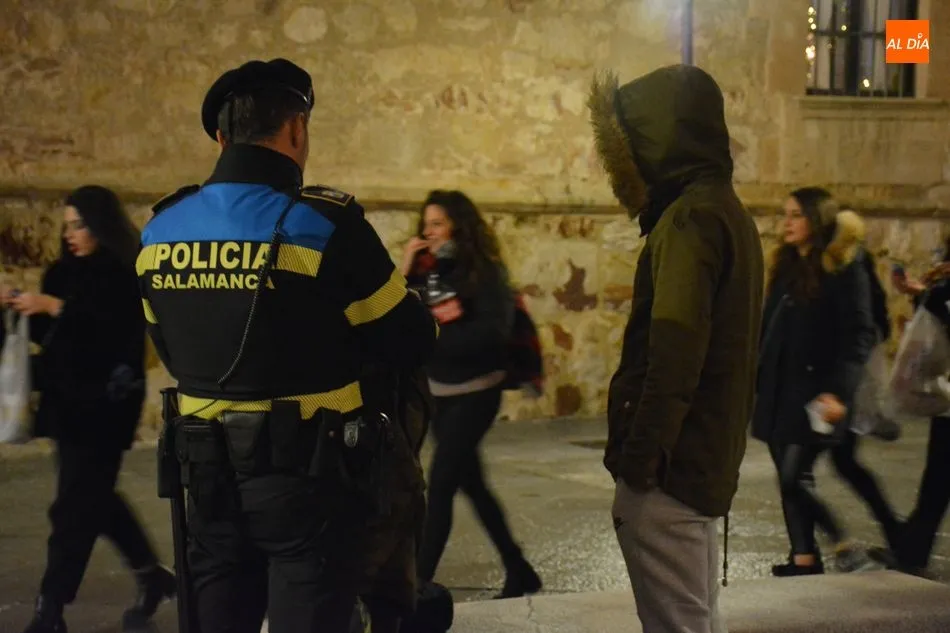 Foto 4 - Identificaciones e intervenciones policiales en diversas zonas del centro por los botellones