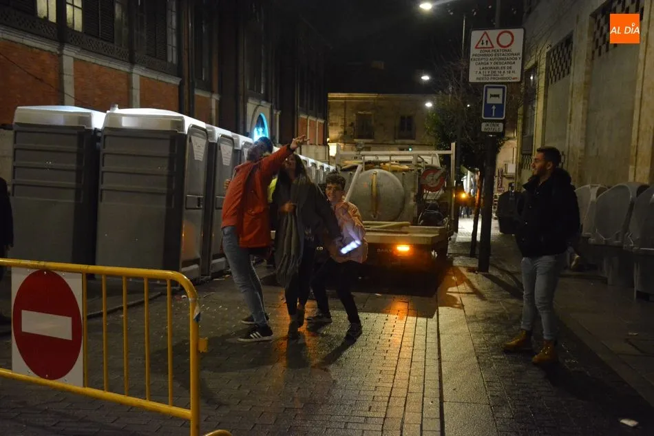 Foto 11 - La otra cara de la fiesta: kilos de basura en la Plaza Mayor&nbsp;