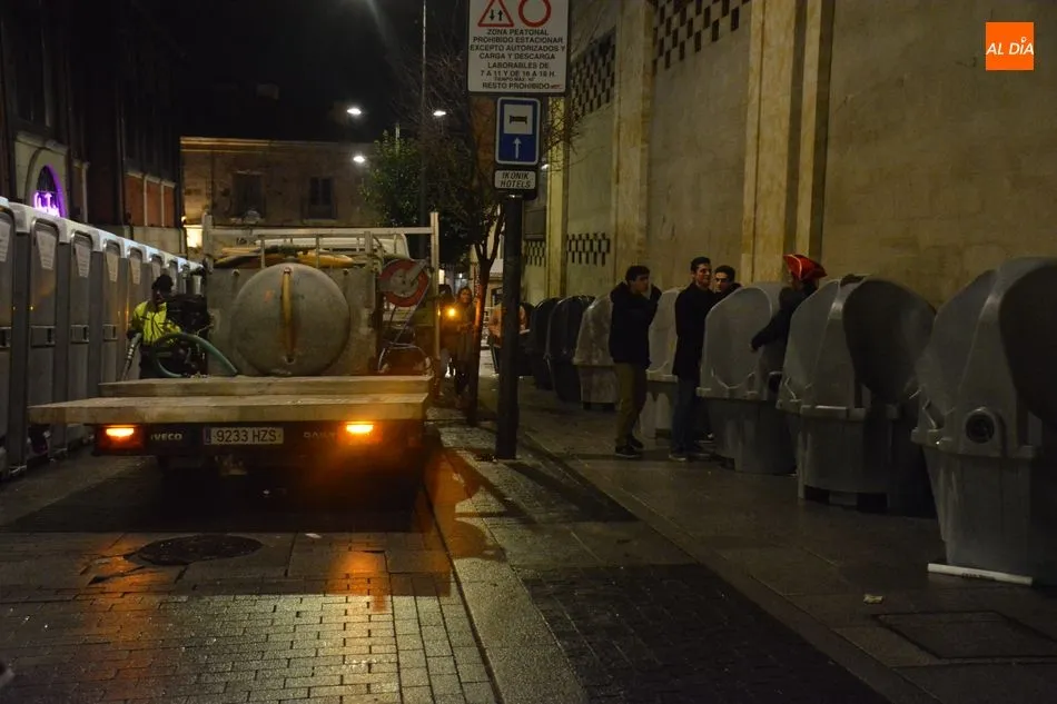 Foto 10 - La otra cara de la fiesta: kilos de basura en la Plaza Mayor&nbsp;