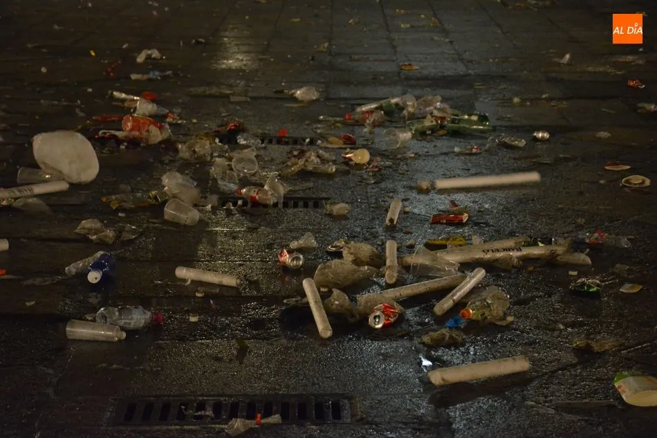 Foto 8 - La otra cara de la fiesta: kilos de basura en la Plaza Mayor&nbsp;
