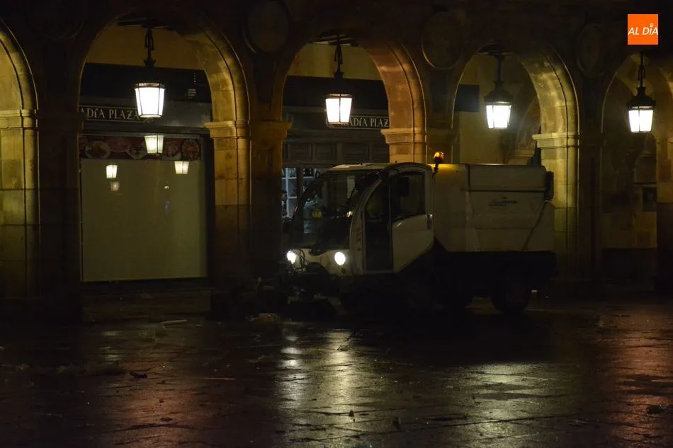Foto 6 - La otra cara de la fiesta: kilos de basura en la Plaza Mayor&nbsp;