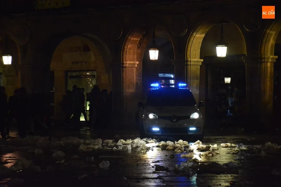 Foto 5 - La otra cara de la fiesta: kilos de basura en la Plaza Mayor&nbsp;