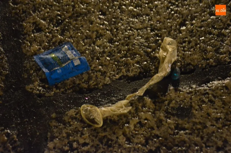 Foto 4 - La otra cara de la fiesta: kilos de basura en la Plaza Mayor&nbsp;