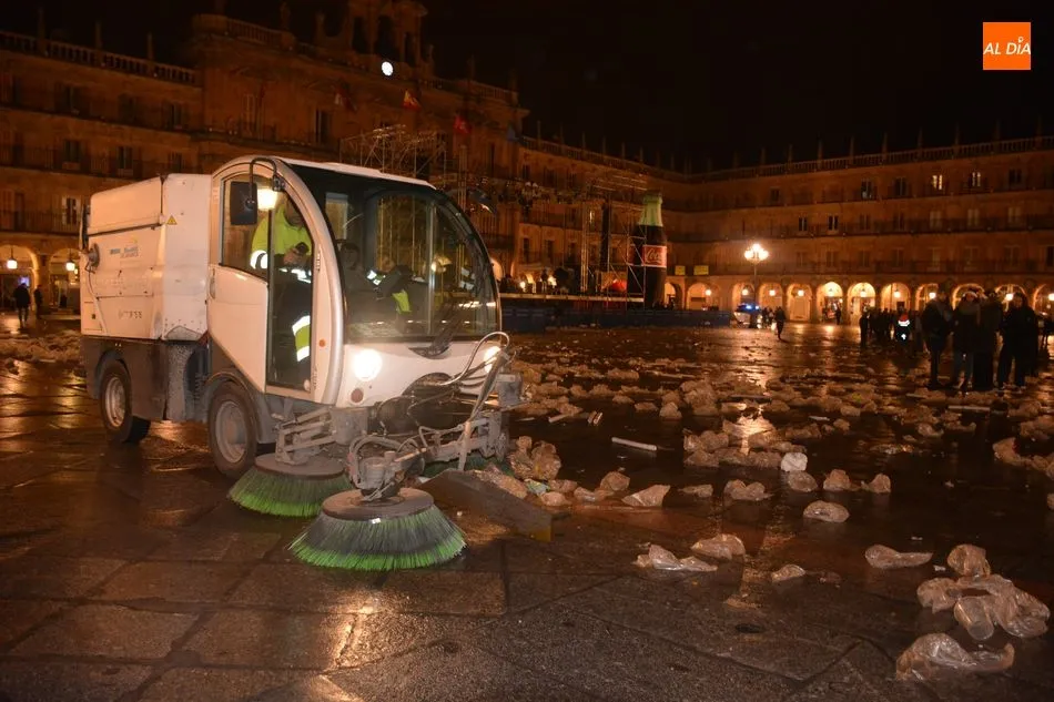 Foto 7 - La otra cara de la fiesta: kilos de basura en la Plaza Mayor&nbsp;