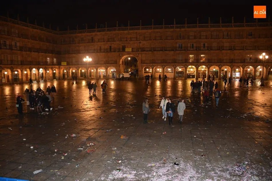 Foto 3 - La otra cara de la fiesta: kilos de basura en la Plaza Mayor&nbsp;