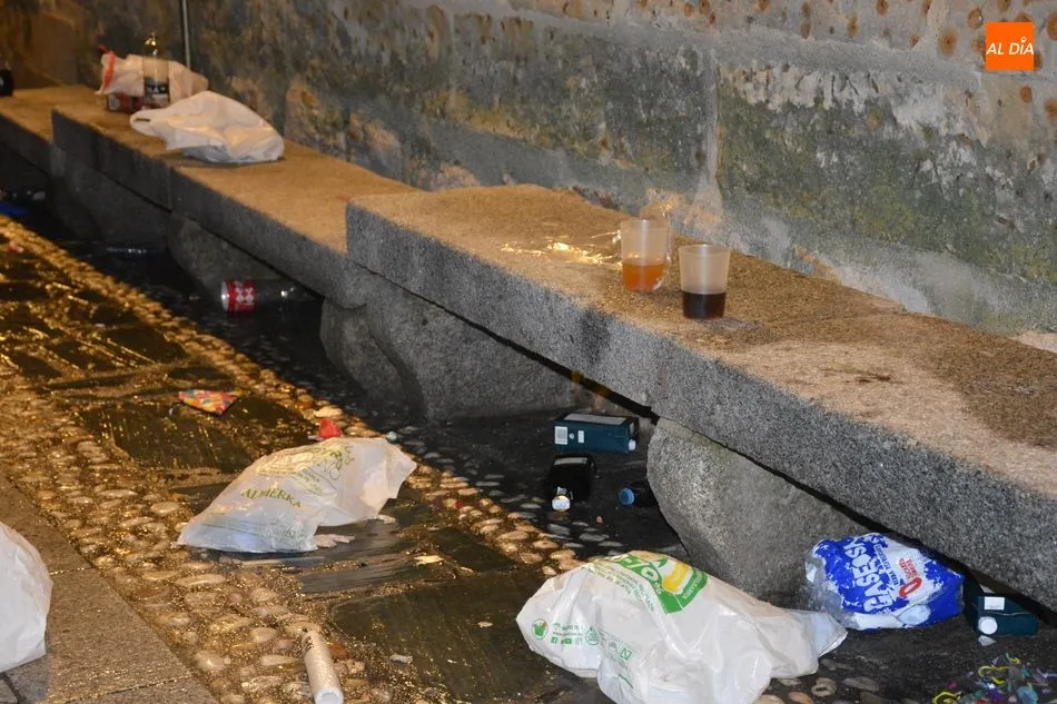 Foto 2 - La otra cara de la fiesta: kilos de basura en la Plaza Mayor&nbsp;