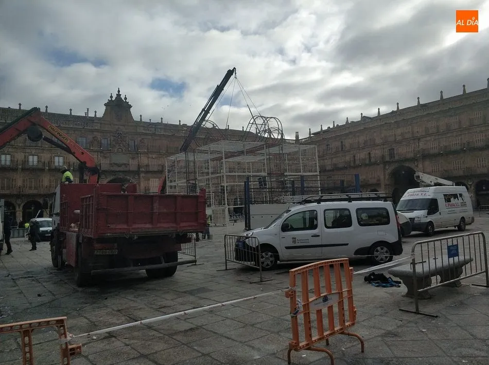 Foto 3 - La Plaza Mayor se viste de Navidad tras la fiesta del Fin de A&ntilde;o Universitario