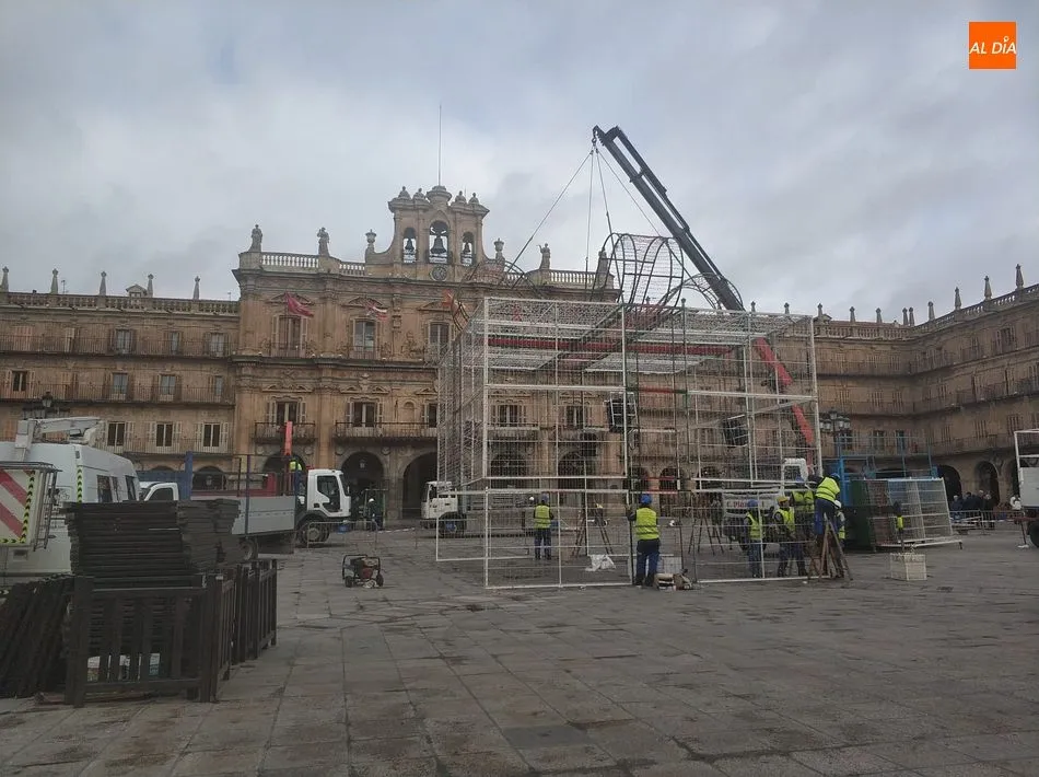 Foto 2 - La Plaza Mayor se viste de Navidad tras la fiesta del Fin de A&ntilde;o Universitario