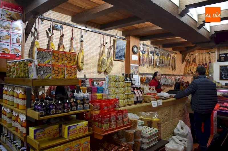 Tienda de Embutidos Daniel situada en la calle Sánchez Llevot de Alba de Tormes / Pedro Zaballos