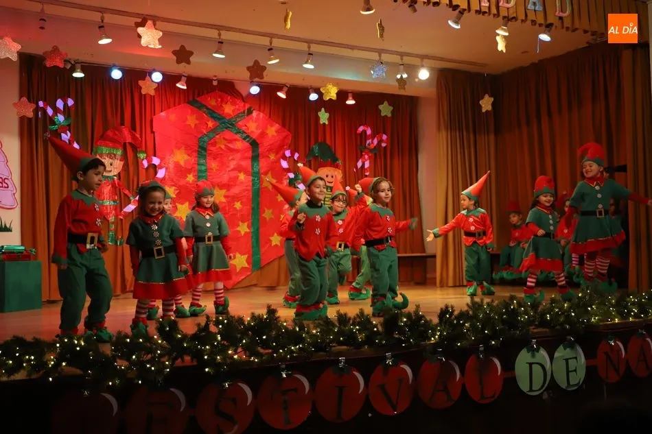 Foto 2 - El Colegio San Juan Bosco celebra su festival de Navidad